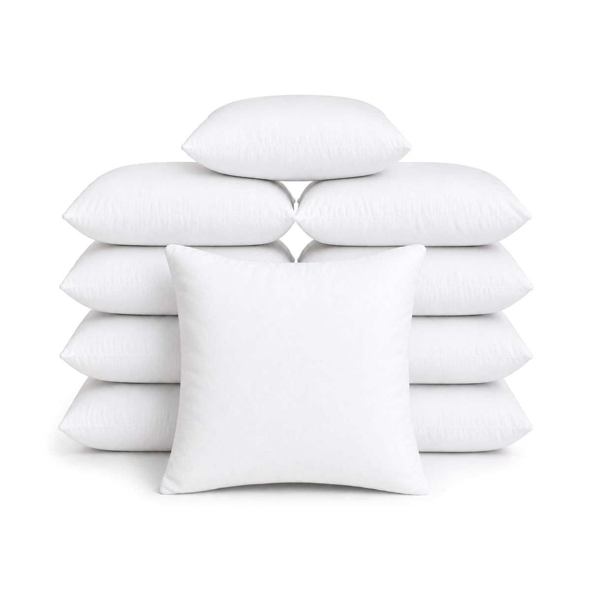 Set van 10 witte polyester binnenkussens 45x45 cm, gestapeld op witte achtergrond