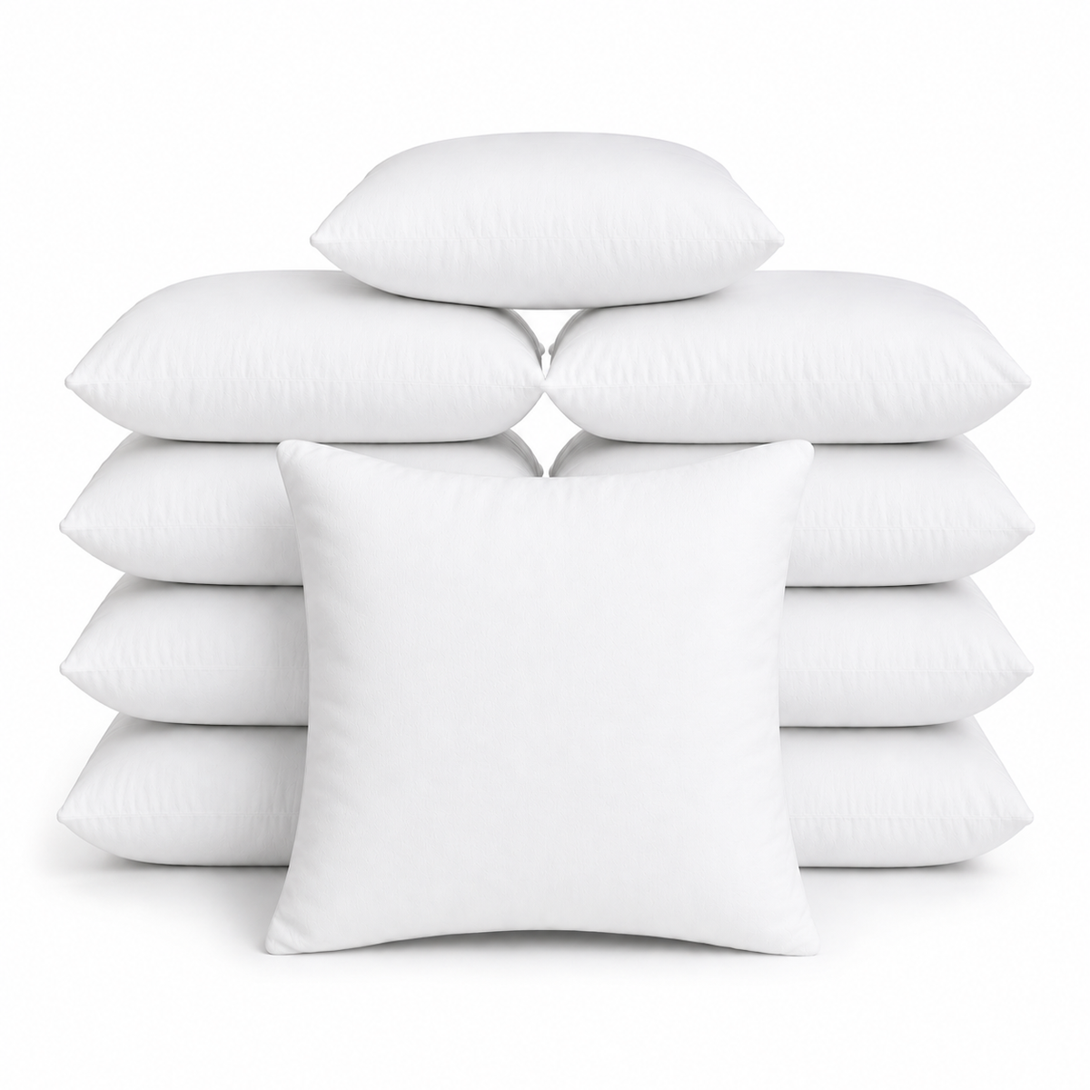 Stapel van tien witte polyester binnenkussens 50x50 cm, met één kussen vooraan op een witte achtergrond