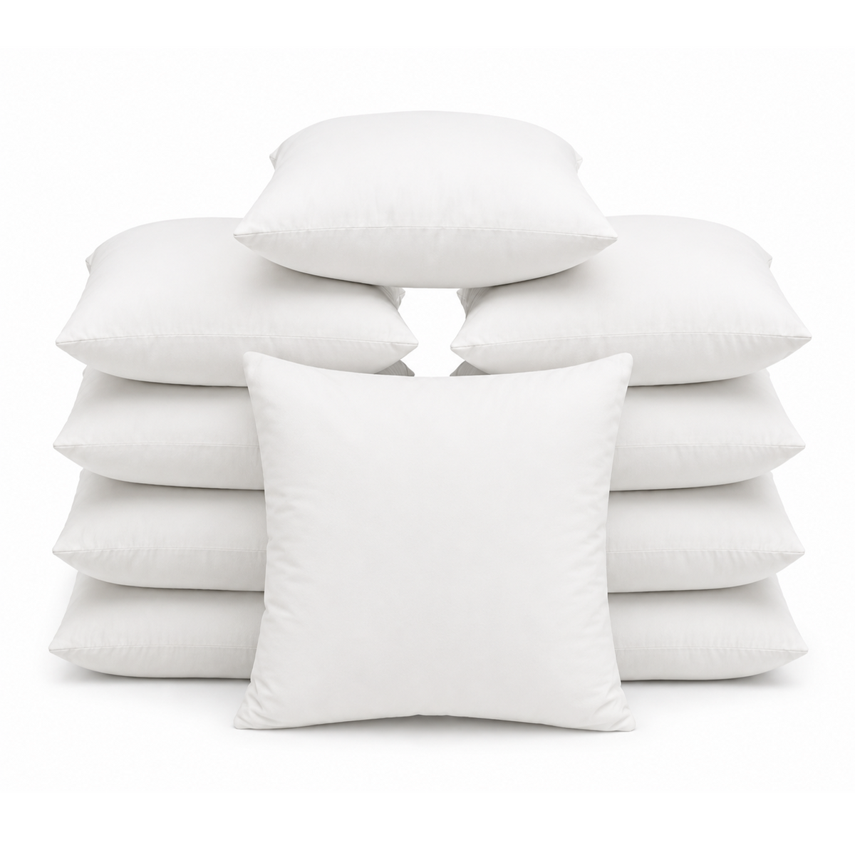 Stapel van tien witte binnenkussens 50x50 cm met memory foam vulling op witte achtergrond