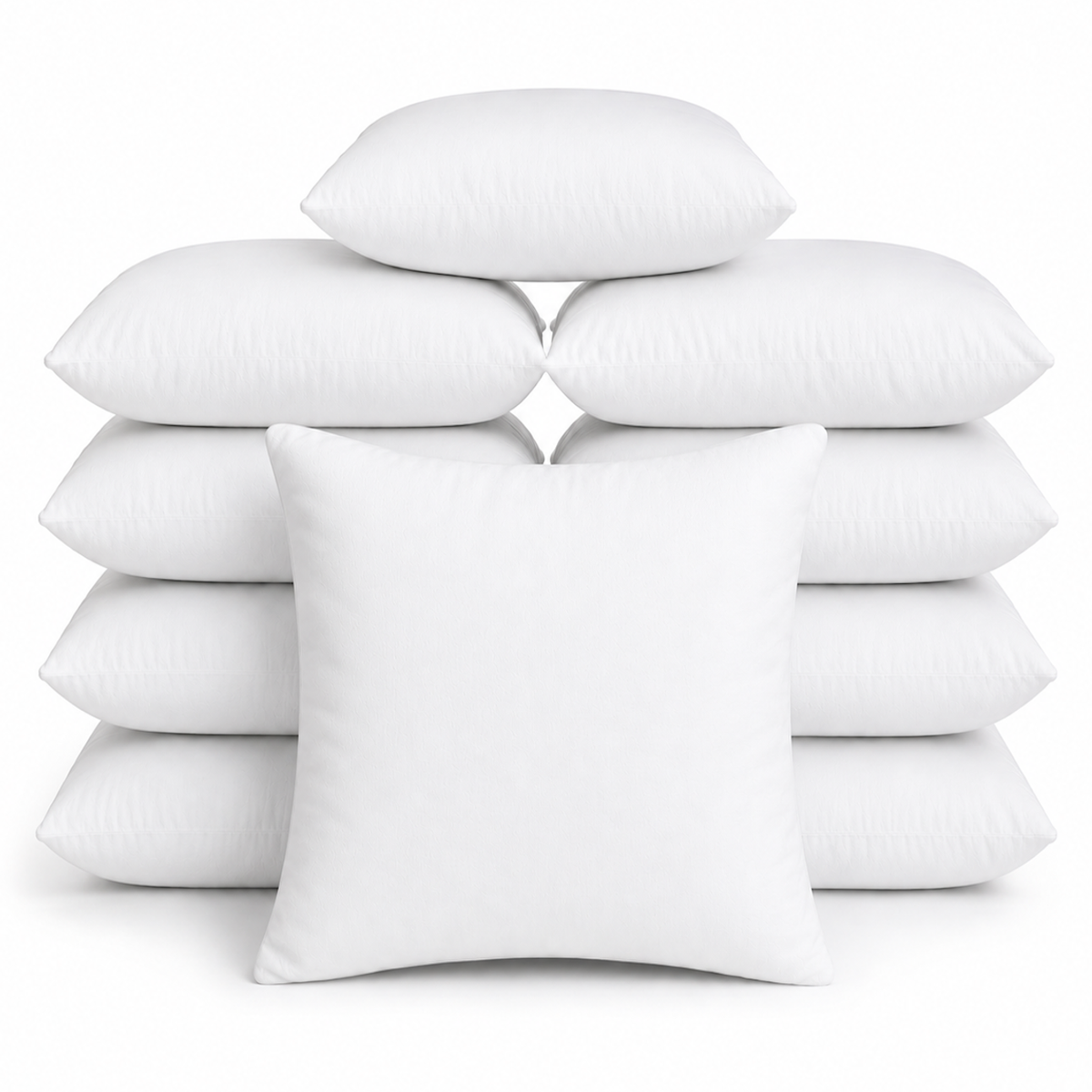 Set van 10 witte polyester binnenkussens 60x60 cm, gestapeld op een witte achtergrond