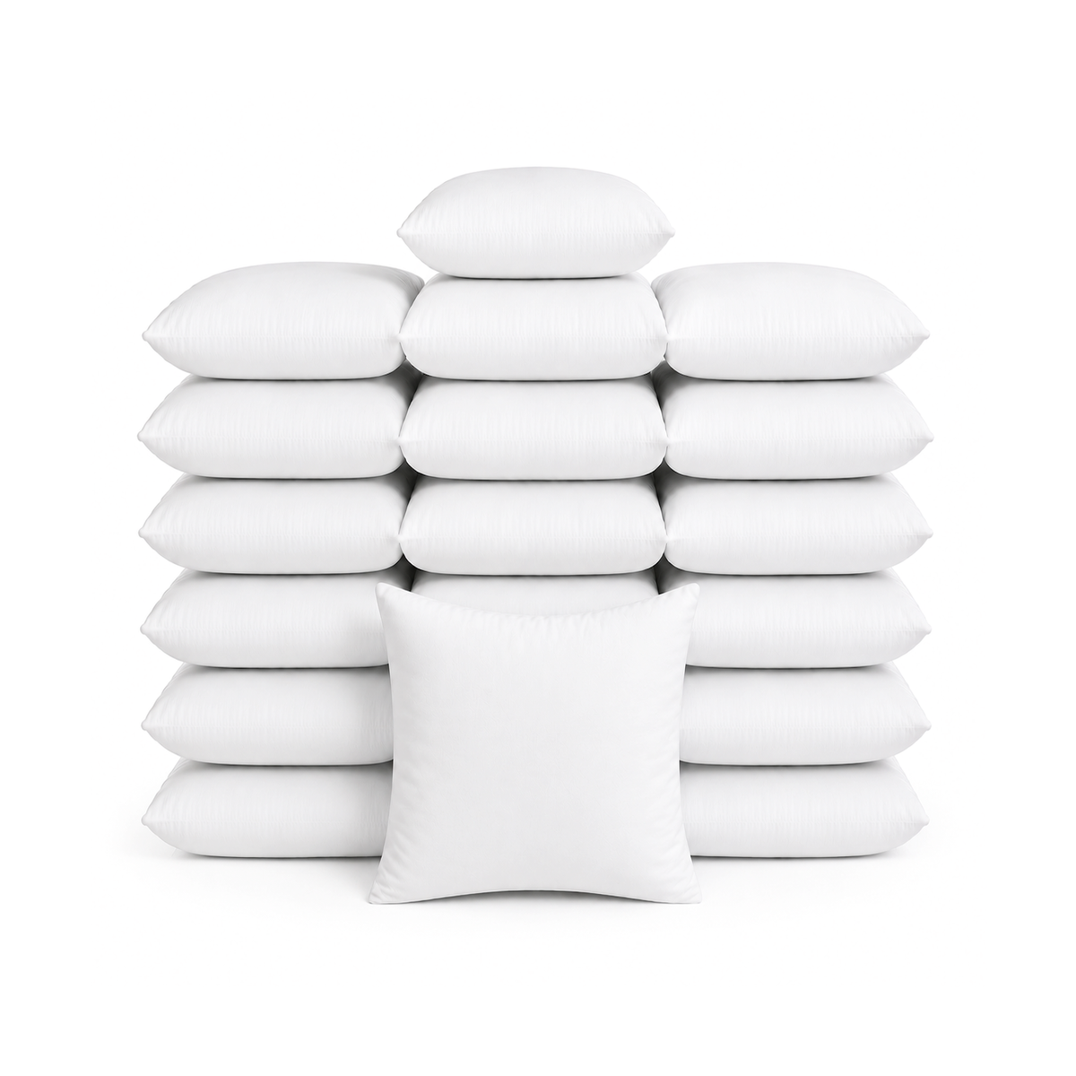 Stapel van 20 witte 40x40 cm polyester vulkussens, met één los binnenkussen ervoor op een witte achtergrond