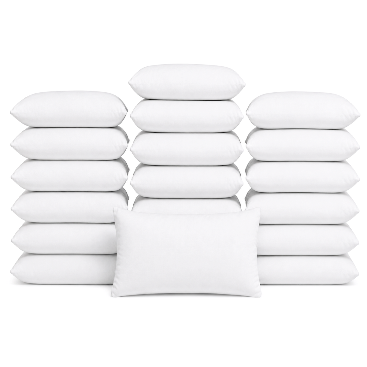 Stapel van twintig witte polyester binnenkussens 40x60 cm, liggend op een witte achtergrond
