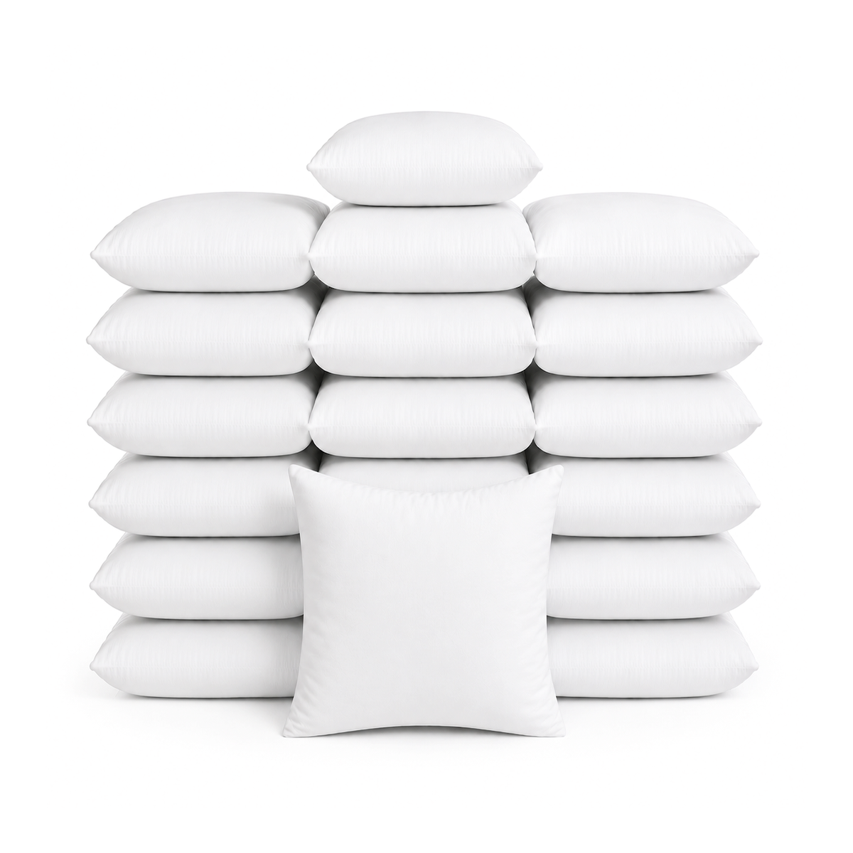 Stapel van 20 witte polyester binnenkussens 45x45 cm, met één los kussen ervoor op een witte achtergrond