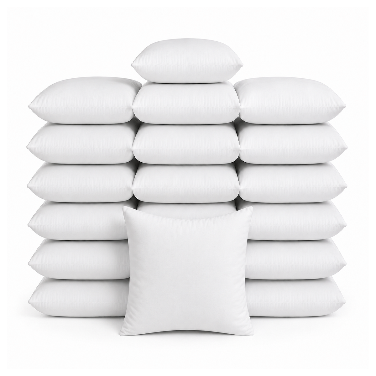 Stapel van twintig witte polyester binnenkussens 50x50 cm op een witte achtergrond