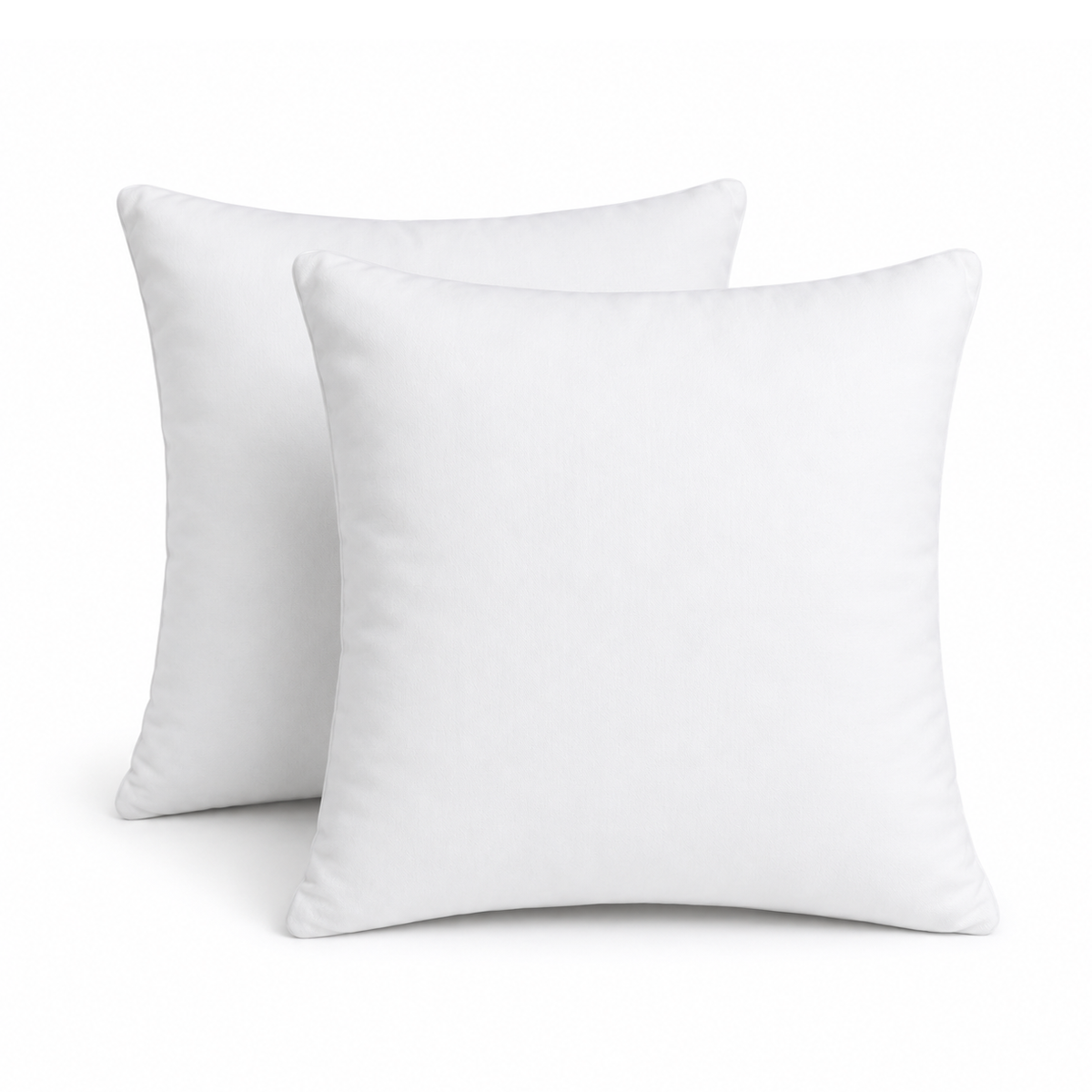 Set van 2 witte polyester binnenkussens 50x50 cm, rechtop op een witte achtergrond