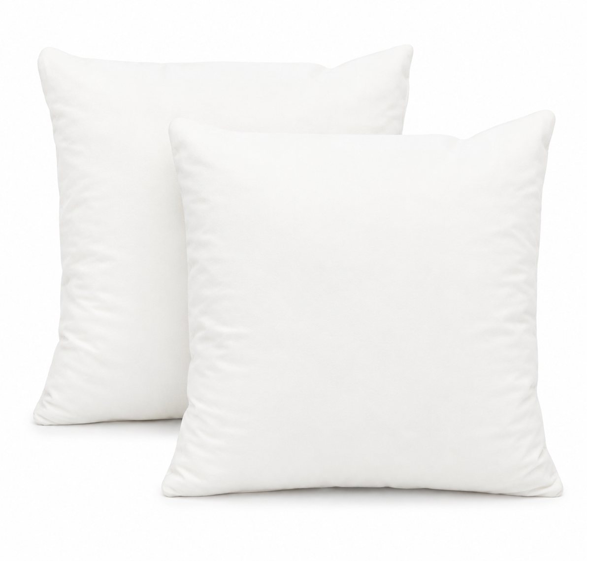 Twee witte binnenkussens 50x50 cm van memory foam en polyester, naast elkaar op een witte achtergrond
