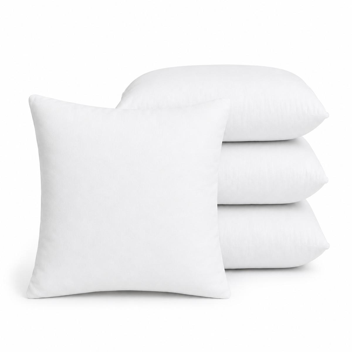 Set van 4 witte polyester binnenkussens 50x50 cm, één rechtop en drie gestapeld op een witte achtergrond