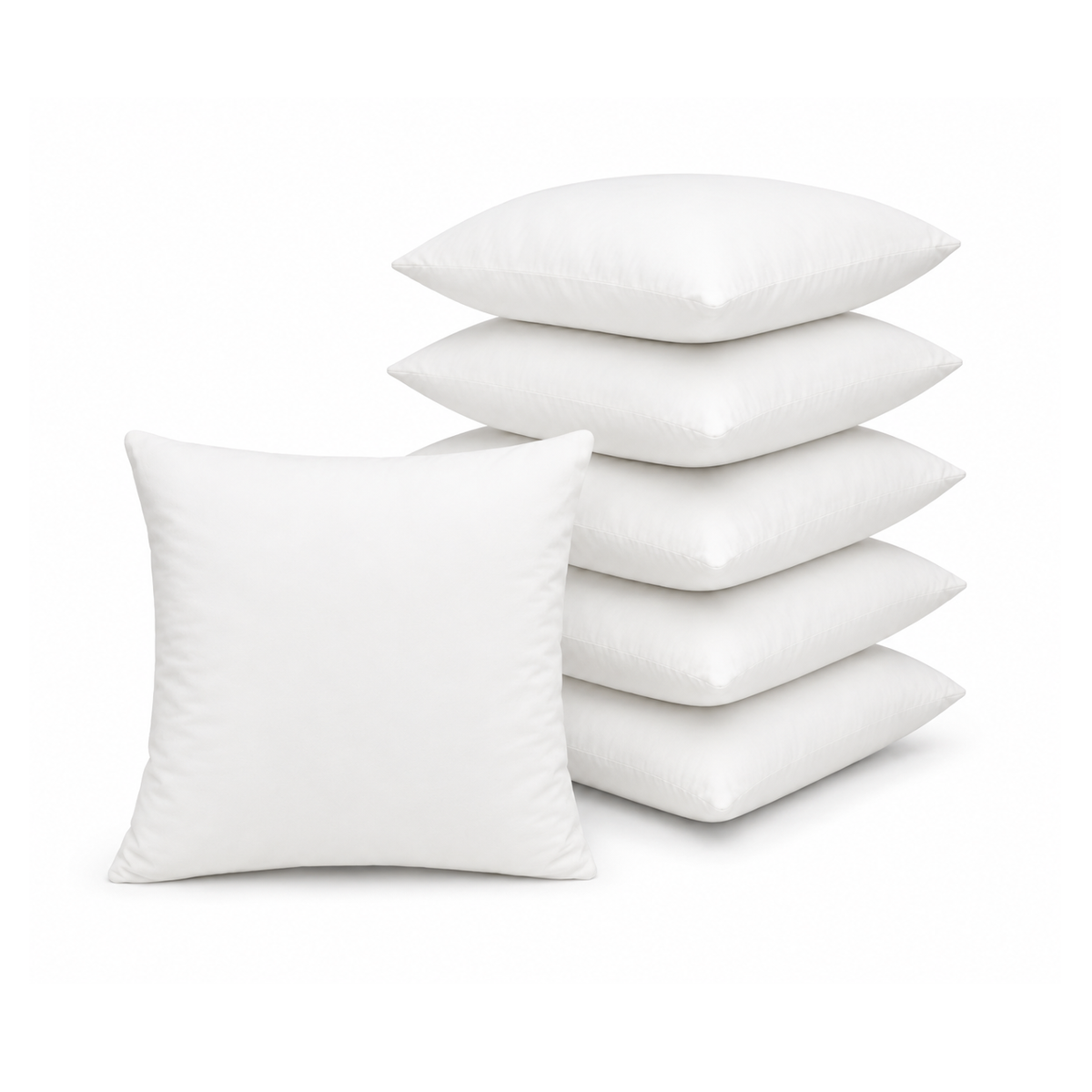 Stapel van zes witte 40x40 cm binnenkussens met memory foam vulling op een witte achtergrond