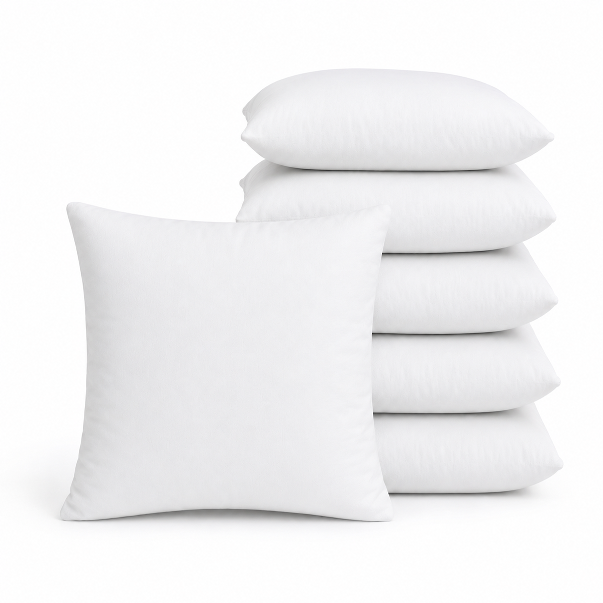 Set van 6 witte polyester binnenkussens 50x50 cm, gestapeld op een witte achtergrond