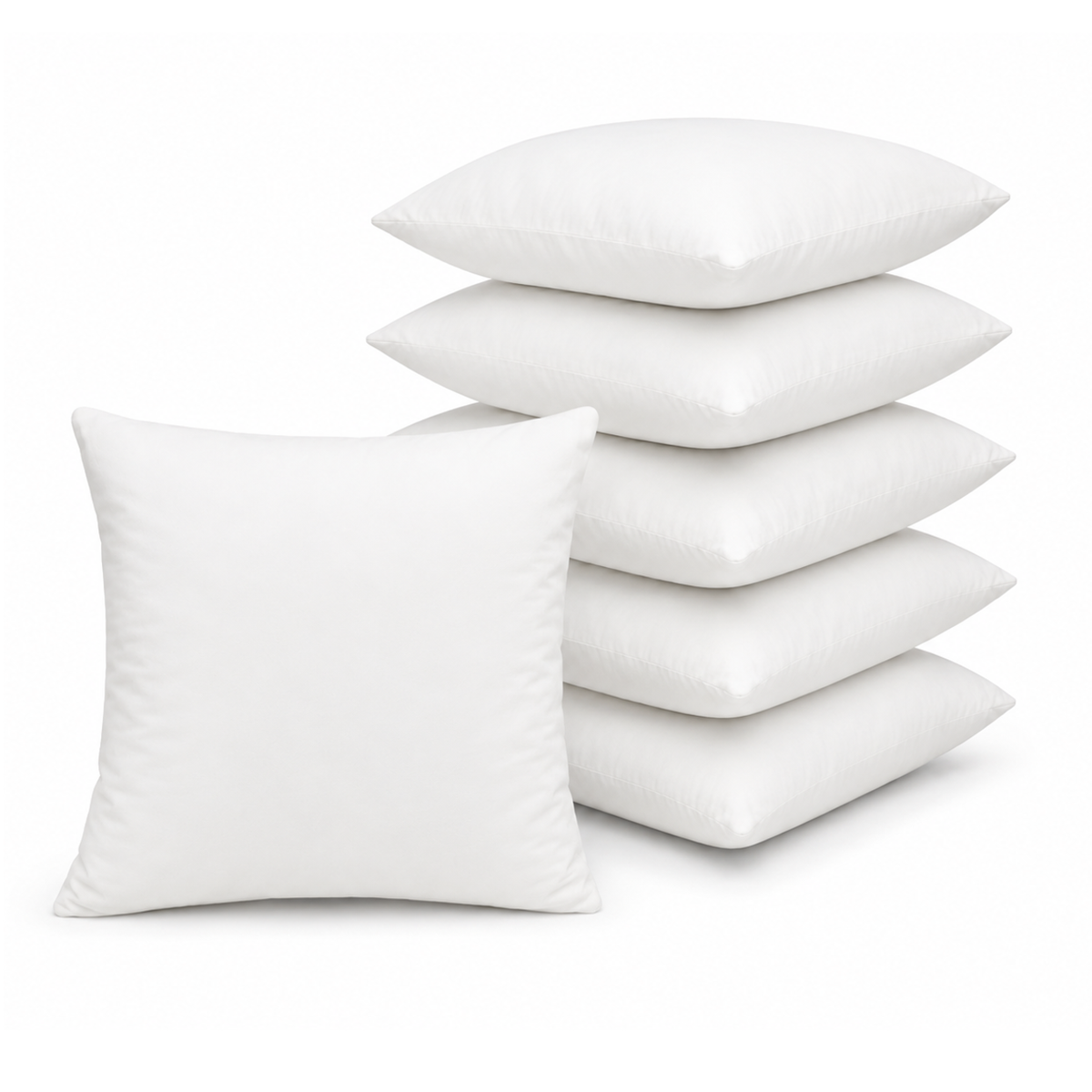 Set van 6 witte 50x50 cm binnenkussens, gestapeld op een witte achtergrond