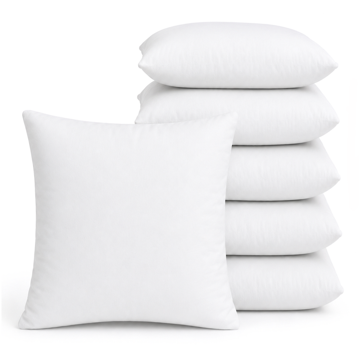 Zes witte polyester binnenkussens 60x60 cm, gestapeld en vooraan los op een witte achtergrond