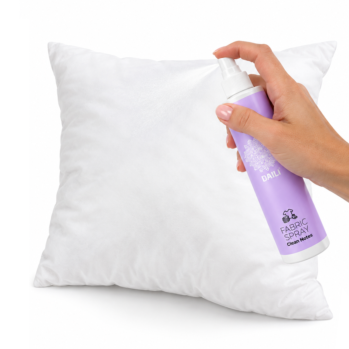 Witte binnenkussenhoes met paarse textielverfrisser sprayflacon van 300 ml ernaast