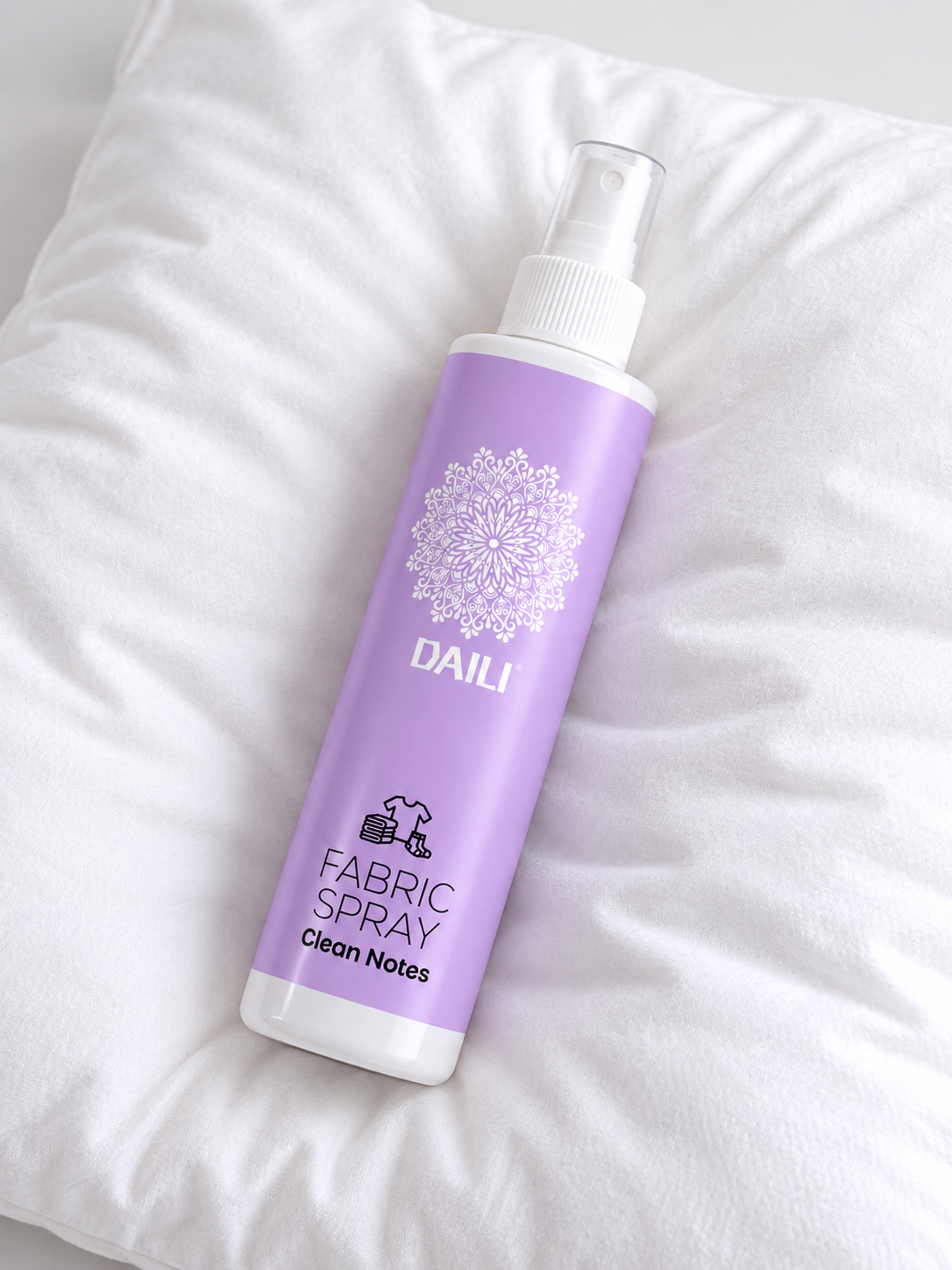 Paarse textielverfrisser sprayflacon van 300 ml op wit binnenkussen